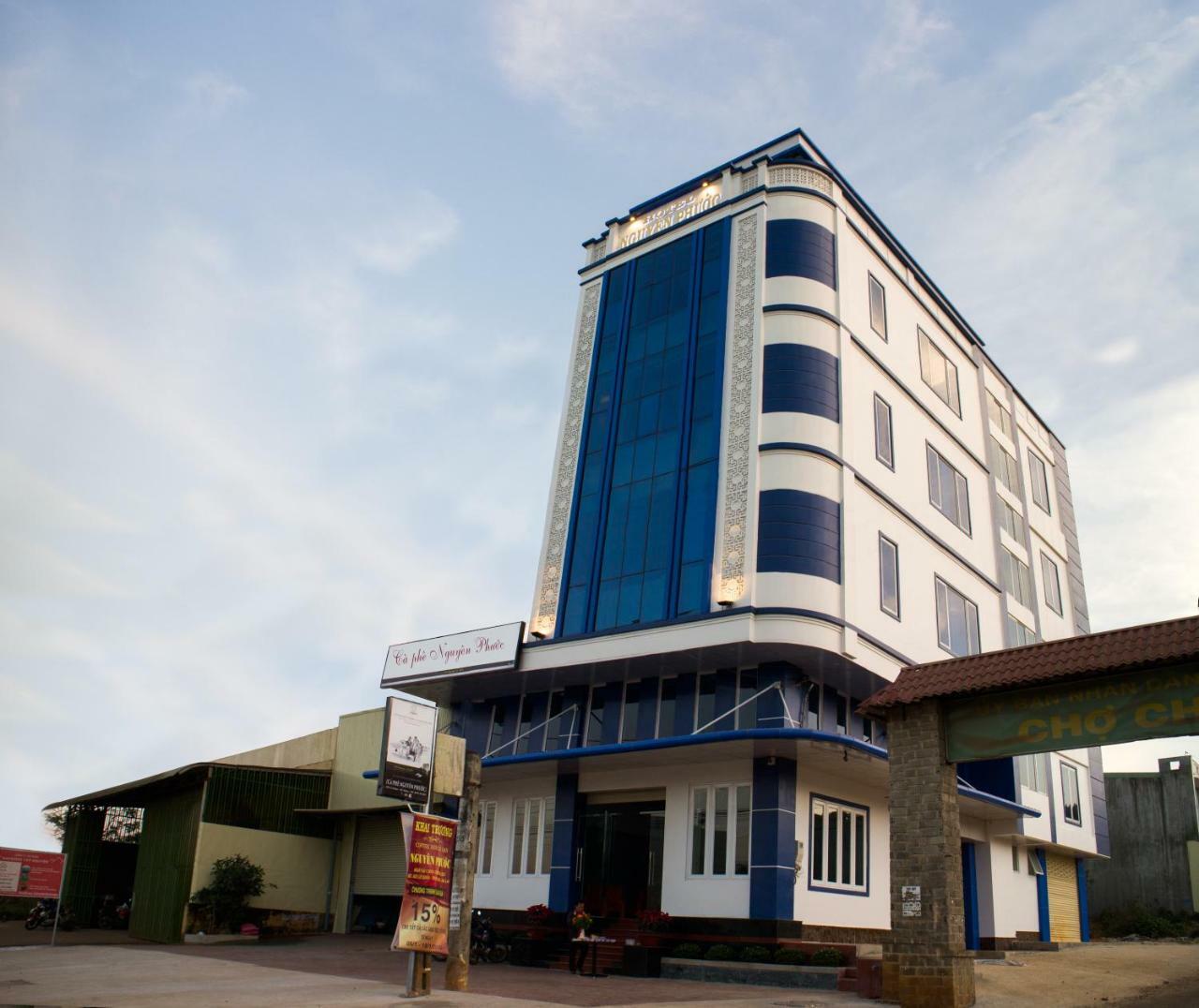 Hotel Nguyen Phuoc Плейку Экстерьер фото