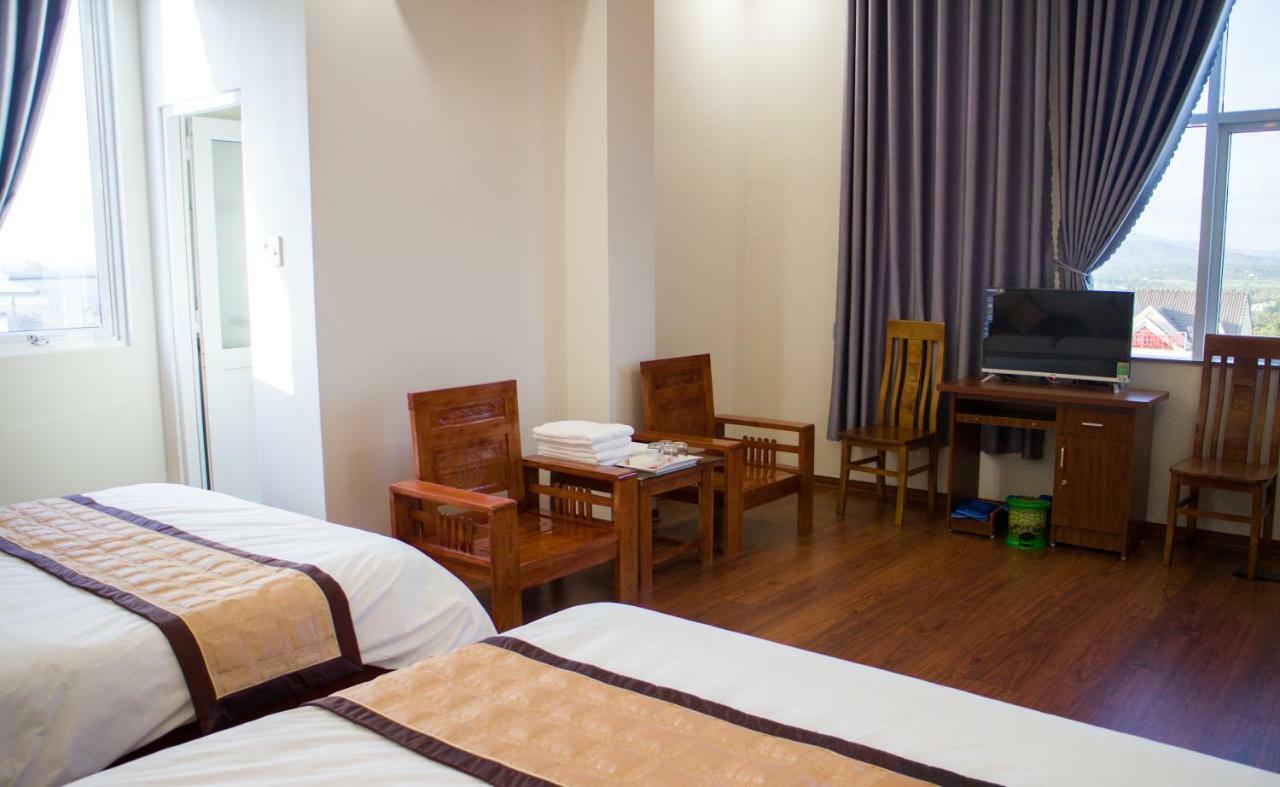 Hotel Nguyen Phuoc Плейку Экстерьер фото