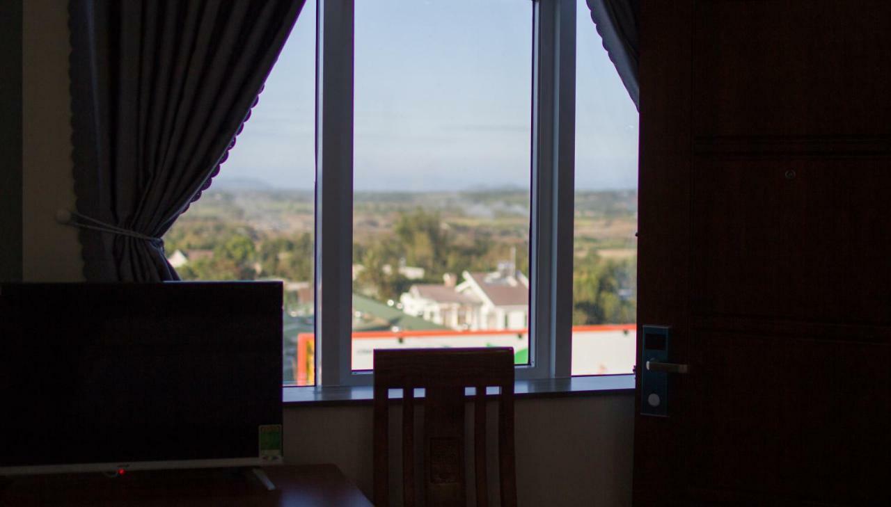 Hotel Nguyen Phuoc Плейку Экстерьер фото